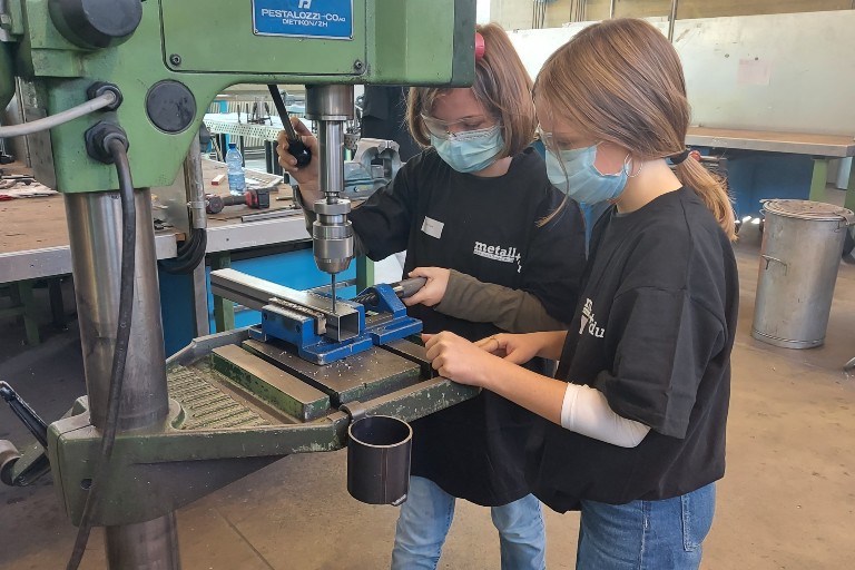 Mädchen beim Fertigen ihres eigenen Grills an einer Bohrmaschine der Technischen Fachschule Bern am Zukunftstag "Mädchen-Technik-Los"
